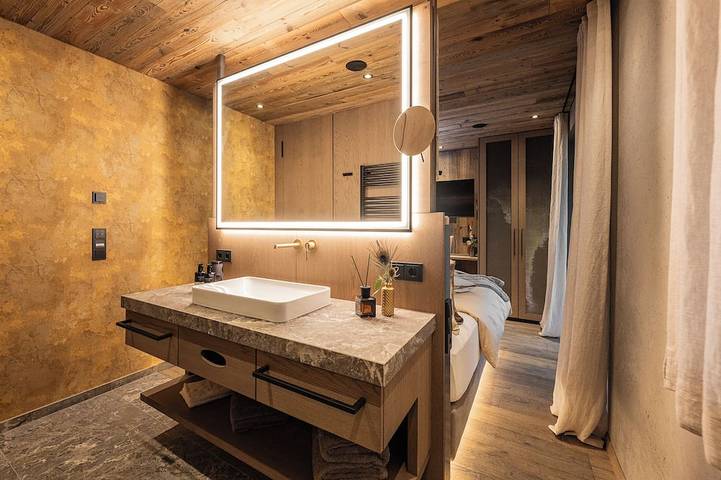 Luxury chalet for 4-8 people: 3 rooms; private spa: sauna, indoor pool & hottube in Sesto, Dolomiti Superski