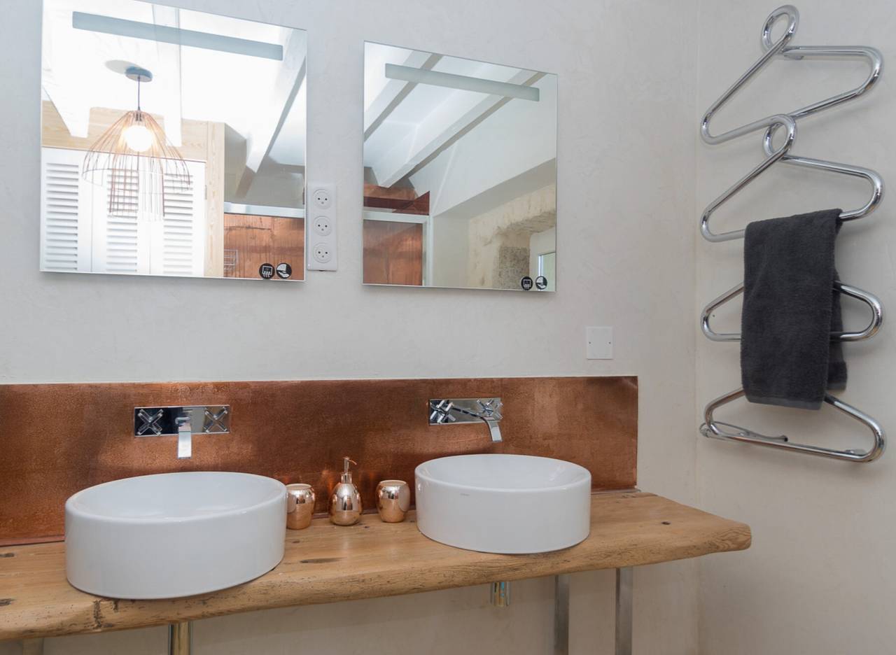 Gästezimmer „Chambre Cocon“ mit gemeinsamer Terrasse und Wlan in Bouvesse-Quirieu, La Tour-du-Pin und Umgebung