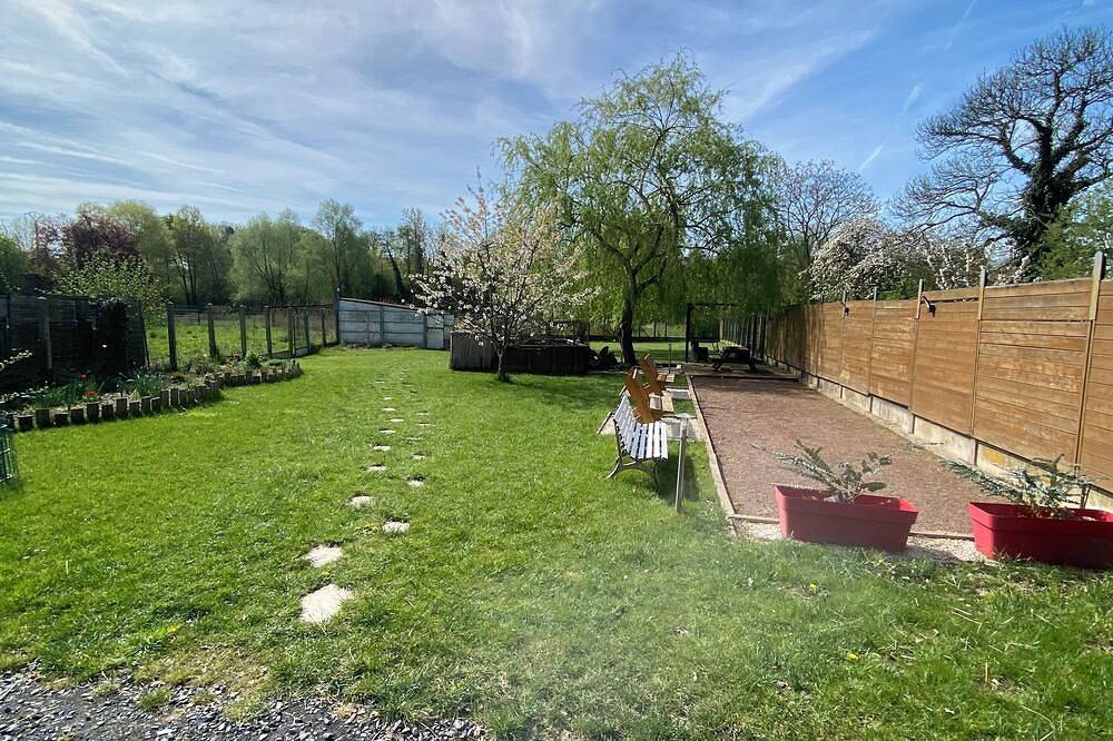 Entire apartment, Ground-floor studio 2.5 kilometers from town center in Saint-Amand-les-Eaux, Valenciennes region