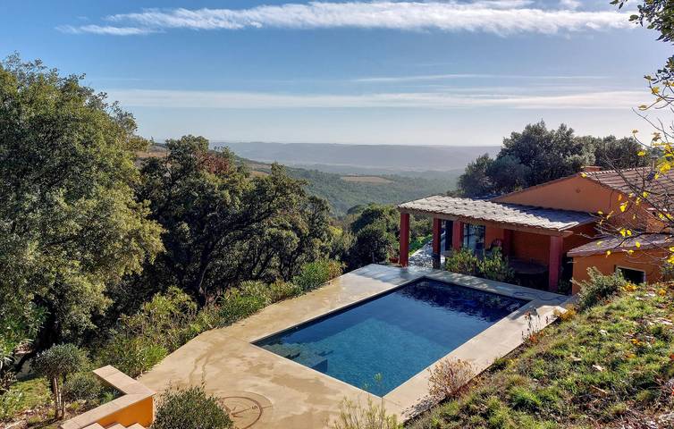 Location de vacances pour 8 personnes, avec terrasse ainsi que jardin et piscine à Saint-Chinian