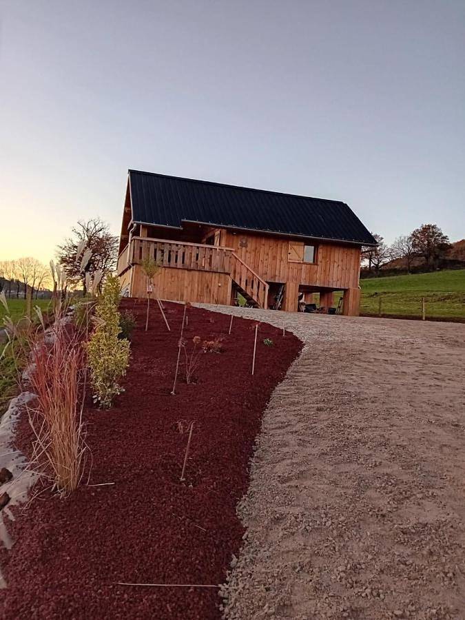 Chalet pour 6 personnes, avec Balcon et Jacuzzi ainsi que Terrasse et Jardin à Jussac