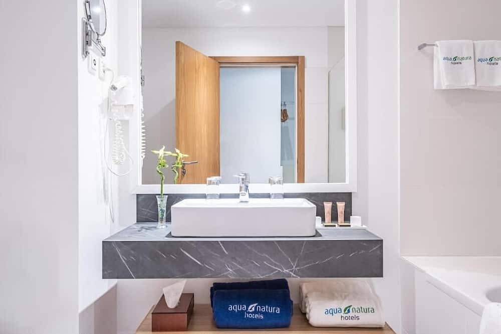 Charming Balcony Retreat with Ocean Sunsets Close to Madeira Aquarium - 0.4 mile in Porto Moniz, Madeira