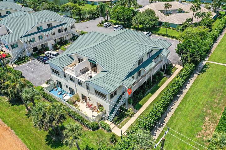 Vacation rental for 8 people, with balcony and hot tub as well as pool and yard in Jupiter