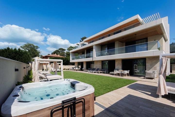Ferienhaus für 4 Personen, mit Balkon und Terrasse sowie Whirlpool und Garten
