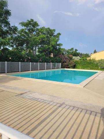 Camping pour 2 personnes, avec vue ainsi que piscine et terrasse dans le Vaucluse