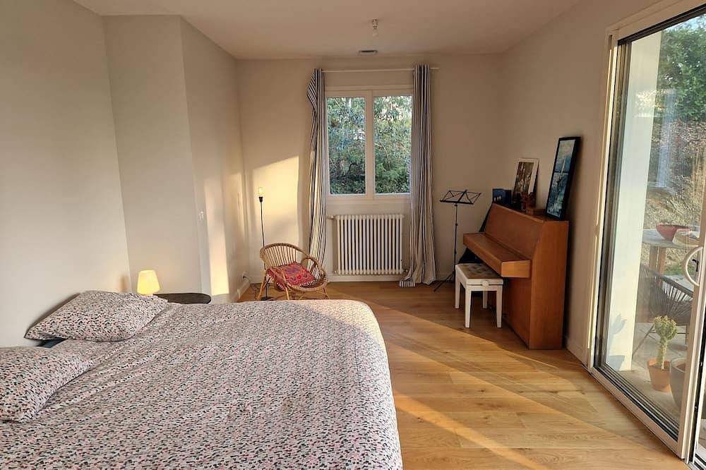 On an exceptional plot of land, recently built house ideally located in Arcangues, Bayonne und Umgebung