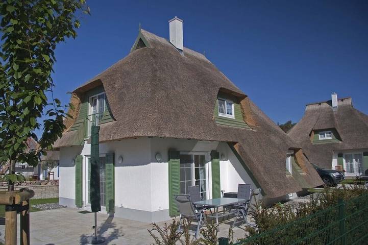 Exclusive holiday home with thatched roof, right by the sea and on the beach behind the dune in Strand Karlshagen, Karlshagen
