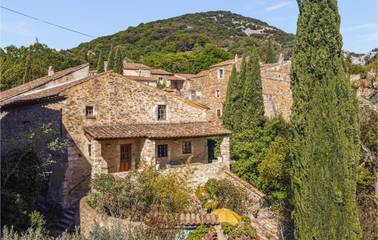 Gîte pour 12 personnes, avec piscine ainsi que terrasse et jardin à Saint-Montan