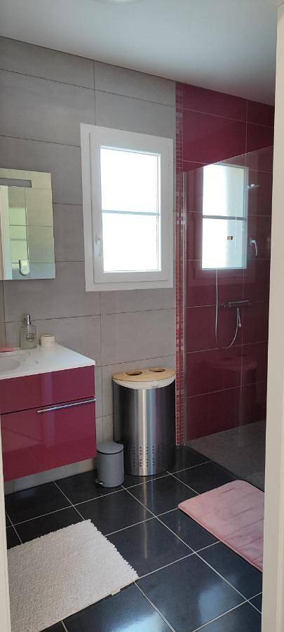 Location de vacances pour 6 personnes, avec piscine et jardin à Arces - 4