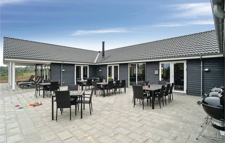 Ferienhaus für 30 Personen, mit Terrasse und Whirlpool sowie Pool und Sauna in Hostrup Strand