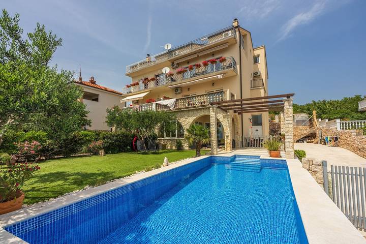 Ganze Wohnung, Modernes Apartment nur 300 Meter zum Strand mit Meerblick, Pool, Grill - hundefreundlich in Plaža Bribirska obala, Novi Vinodolski