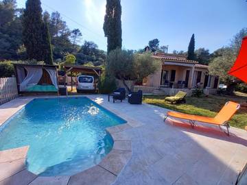 Cottage pour 6 personnes, avec piscine ainsi que vue et jardin, animaux acceptés à Solliès-Ville