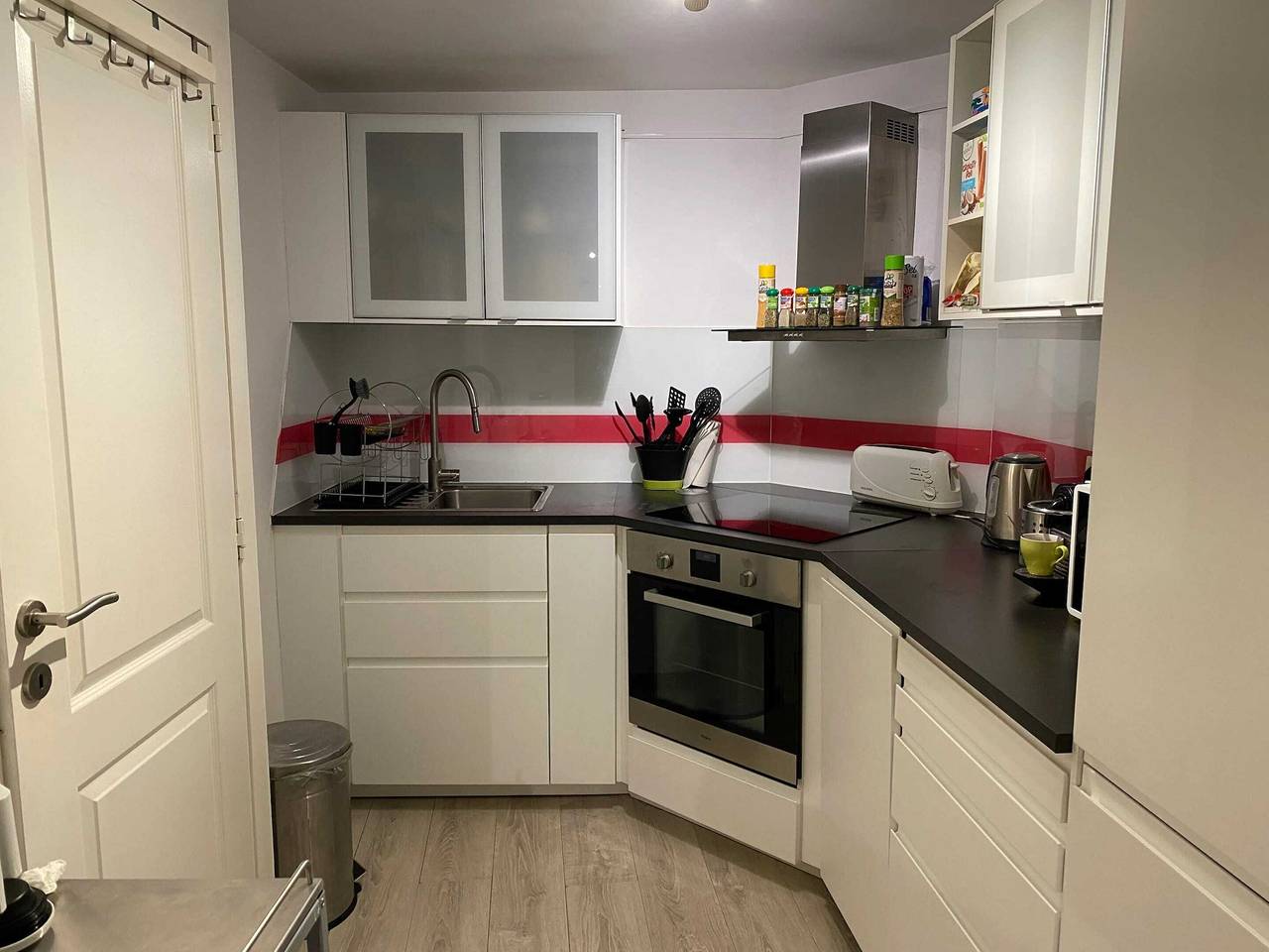 Geheel appartement, Ruim appartement in Charleroi 100 m² met parkeren 5 pers in Charleroi, Henegouwen