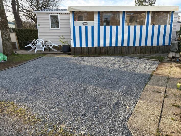 Camping pour 8 personnes, avec piscine et jacuzzi ainsi que jardin et bassin pour enfant