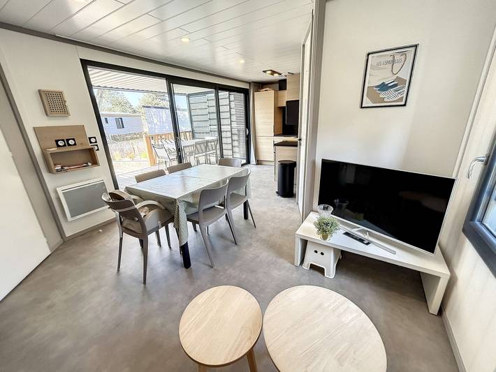 Chalet de standing, 7 couchages, piscine chauffée, proche plage et commerces, Wifi inclus in Jullouville, Côte de la Déroute