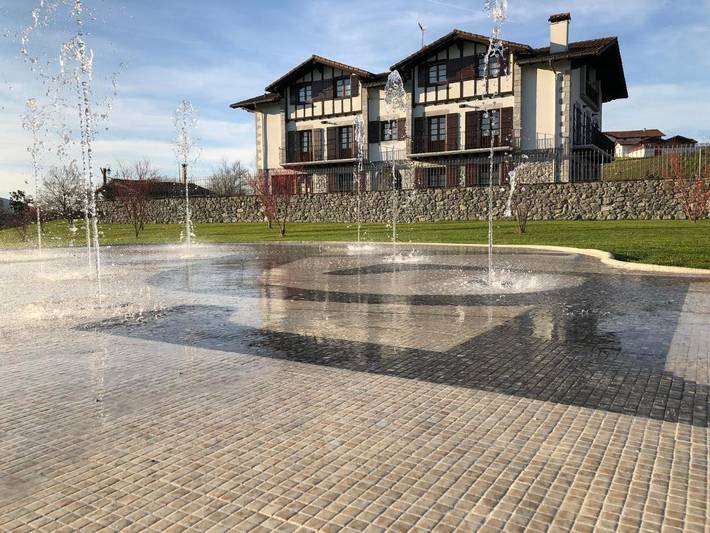 Location de vacances pour 18 personnes, avec Balcon et Terrasse ainsi que Jardin et Piscine à Zugarramurdi