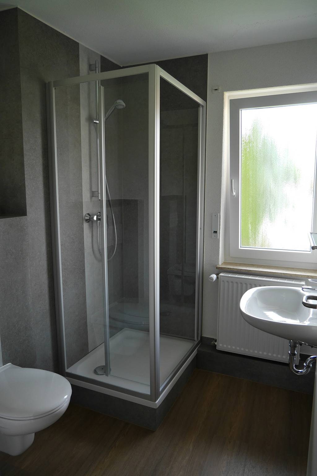 Ganze Wohnung, Ferienwohnung 'Hewenpanorama 4' mit Bergblick, Gemeinschaftsterrasse und Wlan in Engen, Hegau