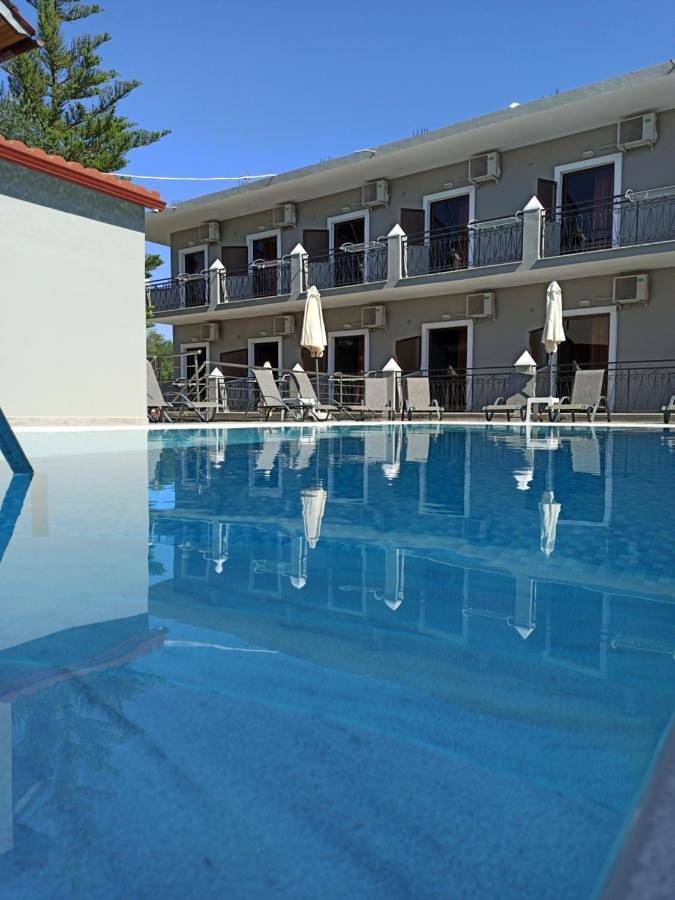 Appart’hôtel pour 4 personnes, avec Balcon et Terrasse ainsi que Jardin et Piscine