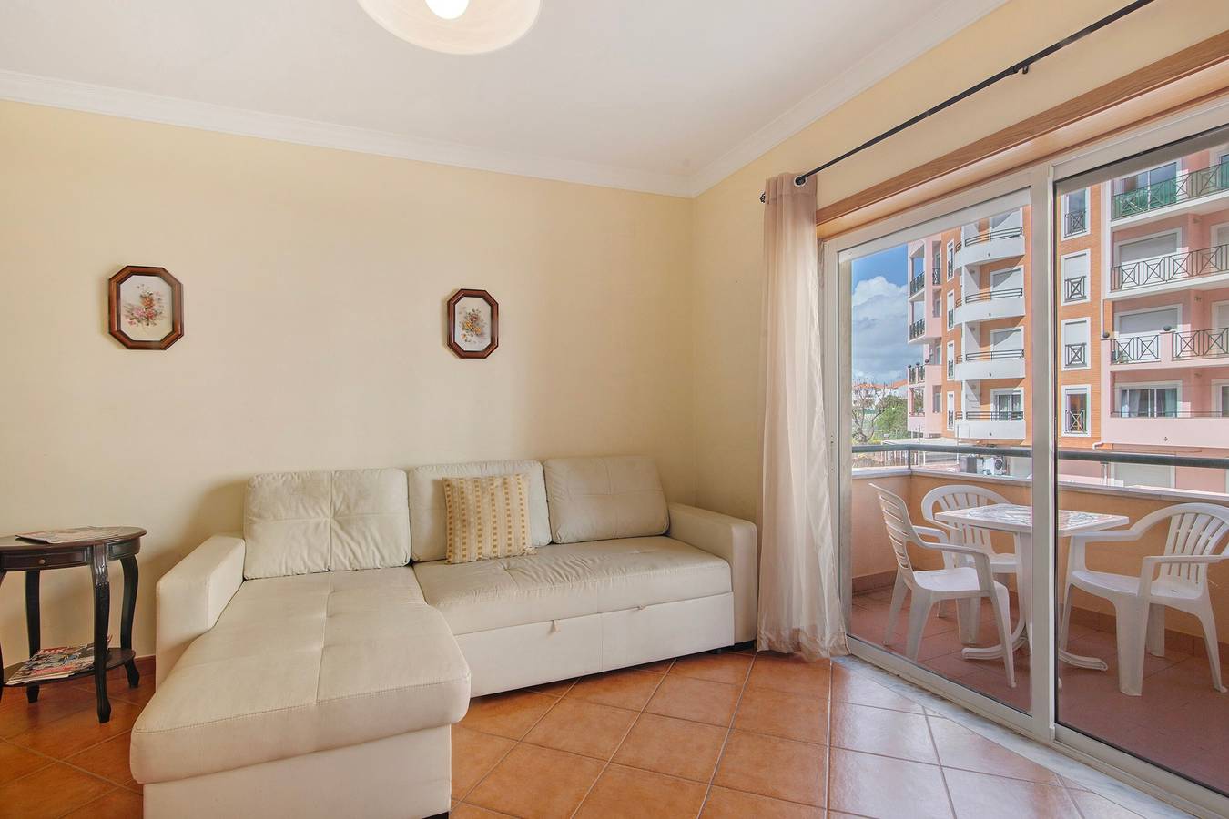 Entire apartment, Mar Salgado Beach Apartment with Shared Pool, Shared Garden and Wi-Fi in Armação de Pêra (costa), Armação de Pera