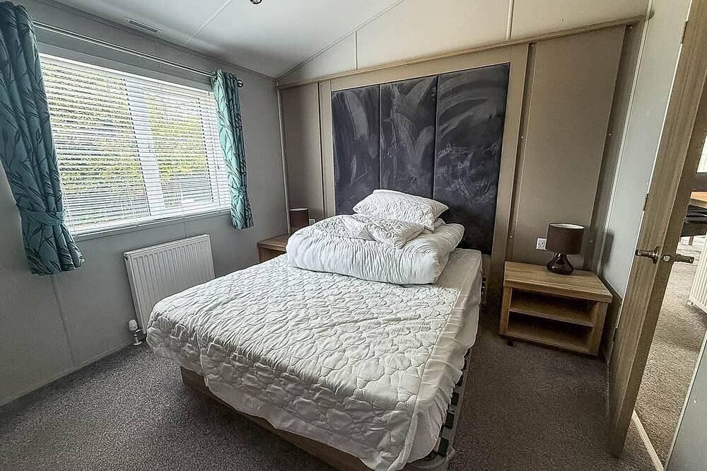 Stunning 4 berth lodge with decking at Breydon Water in Norfolk in Burgh Castle, Great Yarmouth