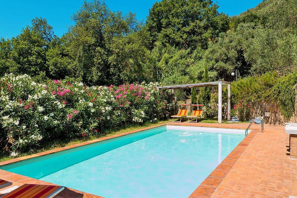 Alleinstehendes Ferienhaus mit privatem Pool, Whirlpool,  W-Lan, Klimaanlage, Tv, Innenhof in Pieve a Nievole, Pistoia Provinz