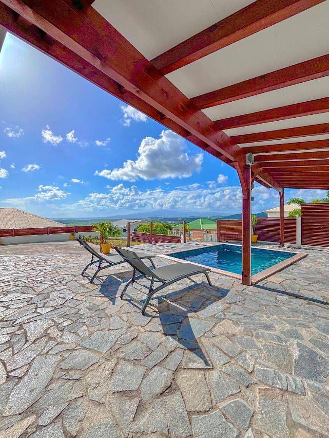 Villa pour 6 personnes, avec vue ainsi que terrasse et piscine