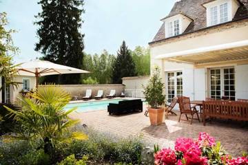Gîte pour 7 personnes, avec terrasse et piscine à Houx (homonymie)