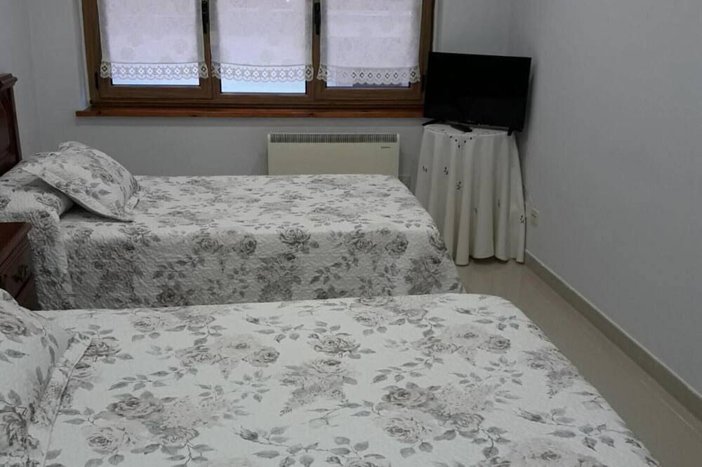 Entire apartment, Apartment 'El Fondón 1' in Cangas de Onís – Central, Pet-Friendly, Step-Free Access in El Puente, Cangas de Onís