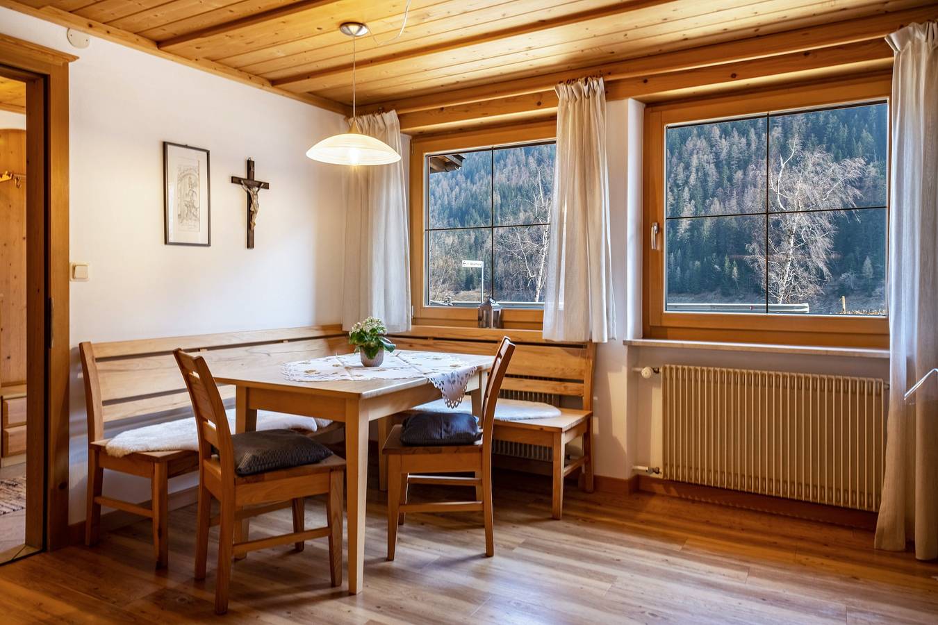 Entire apartment, Apartment 'Adlerhorst Amsel' with Terrace, Shared Garden and Wi-Fi in Kuppelwies, Ulten