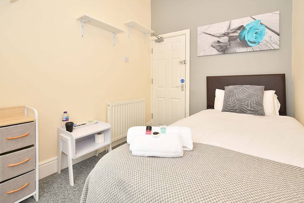 Townhouse @ 178 Ruskin Road Crewe - Single Room in Crewe, Cheshire East
