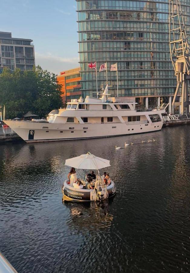 Boot für 10 Personen, mit Whirlpool und Garten sowie Pool in London