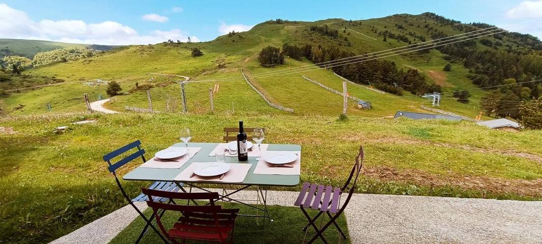 Gîte pour 4 personnes, avec Terrasse ainsi que Jardin et Vue à Camurac