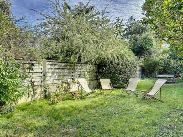 Location de vacances pour 6 personnes, avec jardin ainsi que terrasse et vue à Garches