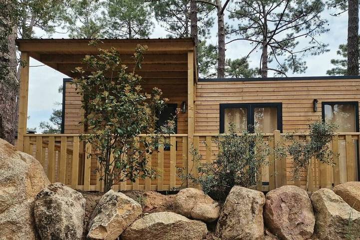 Location de vacances pour 6 personnes, avec piscine et terrasse en Corse-du-Sud