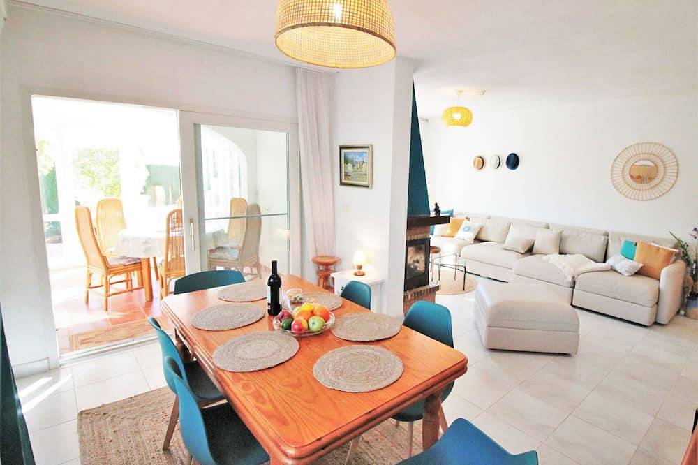 Beautiful private villa for 10 guests with Wifi, private pool, A/C, Tv, patio and parking in Bello Horizonte (Alicante), Costa Blanca