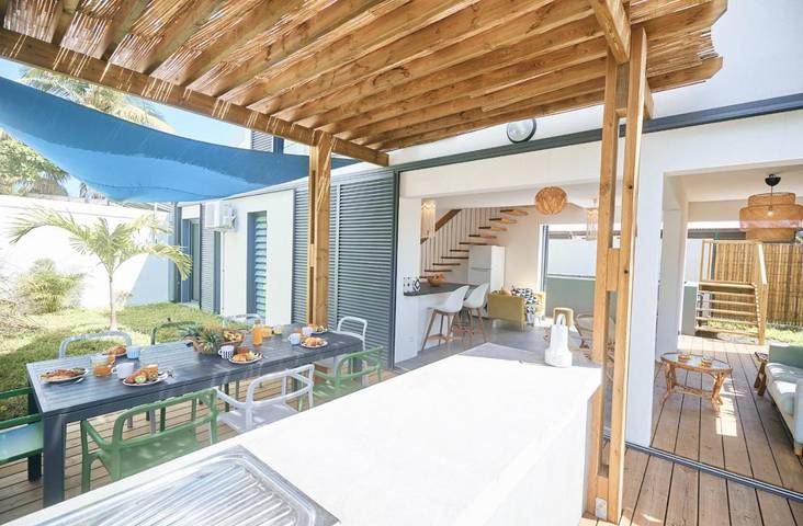 Location de vacances pour 8 personnes, avec terrasse ainsi que piscine et jardin dans Plage des Roches Noires - 4