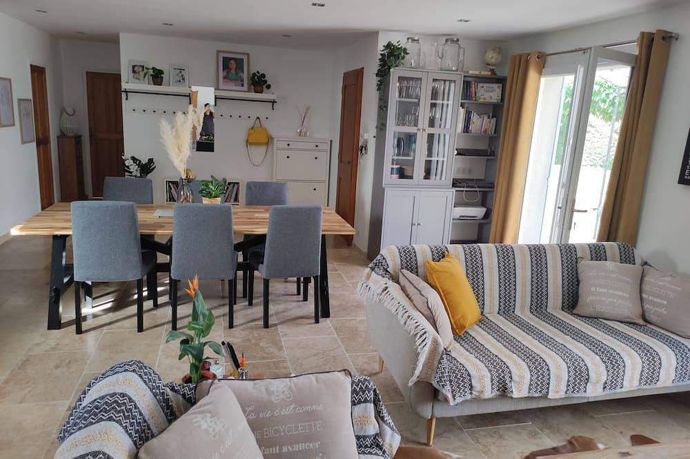 Villa in the Provencal countryside in Lagnes, Parque natural regional del Luberon