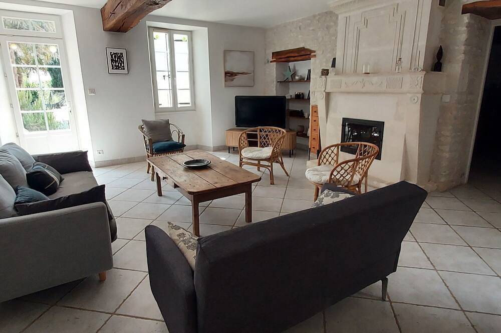 Maison charentaise au calme avec piscine privée in Chaniers, Région de Saintes