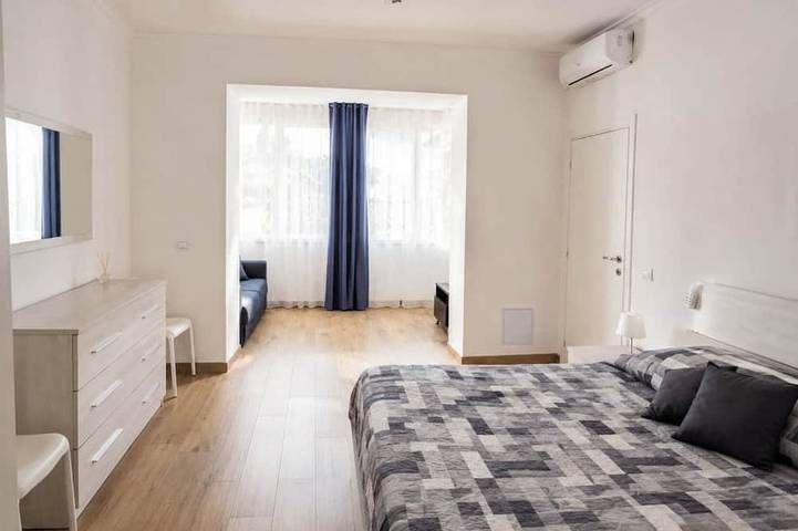 2 minutes from the sea and all services. 9 minutes by car from the airport in Fiumicino, Rom Provinz