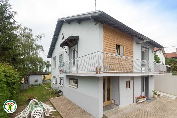 Gîte pour 4 personnes, avec Terrasse ainsi que Jardin et Vue à Voiron