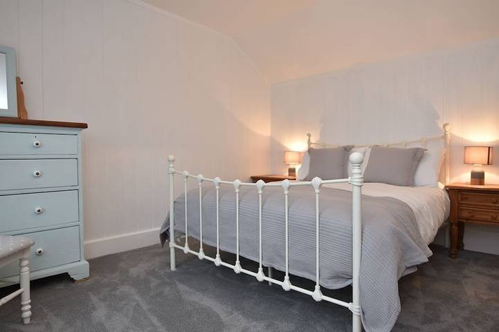 Coastal cottage - sea views on coast path, amazing local beaches, The Lizard in Kynance Cove, Cornwall