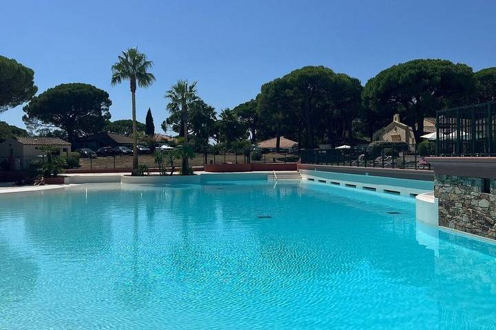 Chalet pour 4 personnes, avec jardin ainsi que piscine et terrasse à Gassin