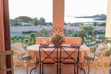 Gîte pour 5 personnes, avec balcon ainsi que jardin et piscine dans Cala Bitta