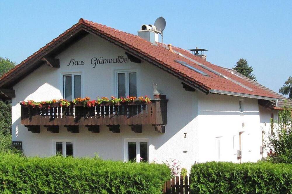 Ganze Wohnung, Gemütliche Ferienwohnung im bayerisch modernen Stil mit Terrasse in Bad Heilbrunn, Tölzer Land