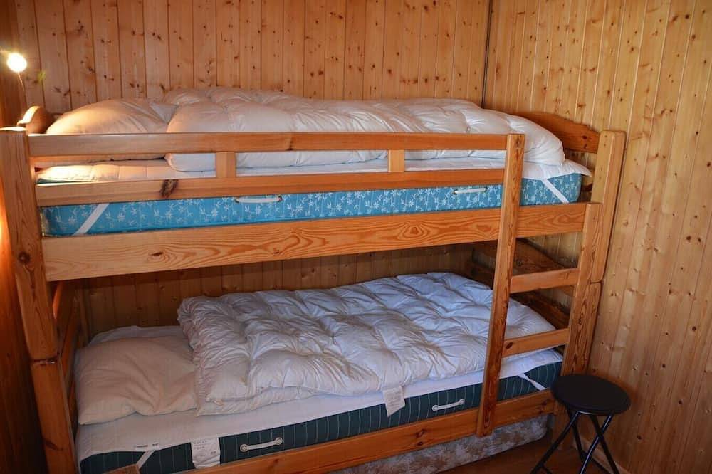 Aussen : Chalet für 6 Personen in der Nähe der Seilbahn von St-Luc, Terrasse mit Gartenmöbeln und Gr in Saint Luc, Anniviers