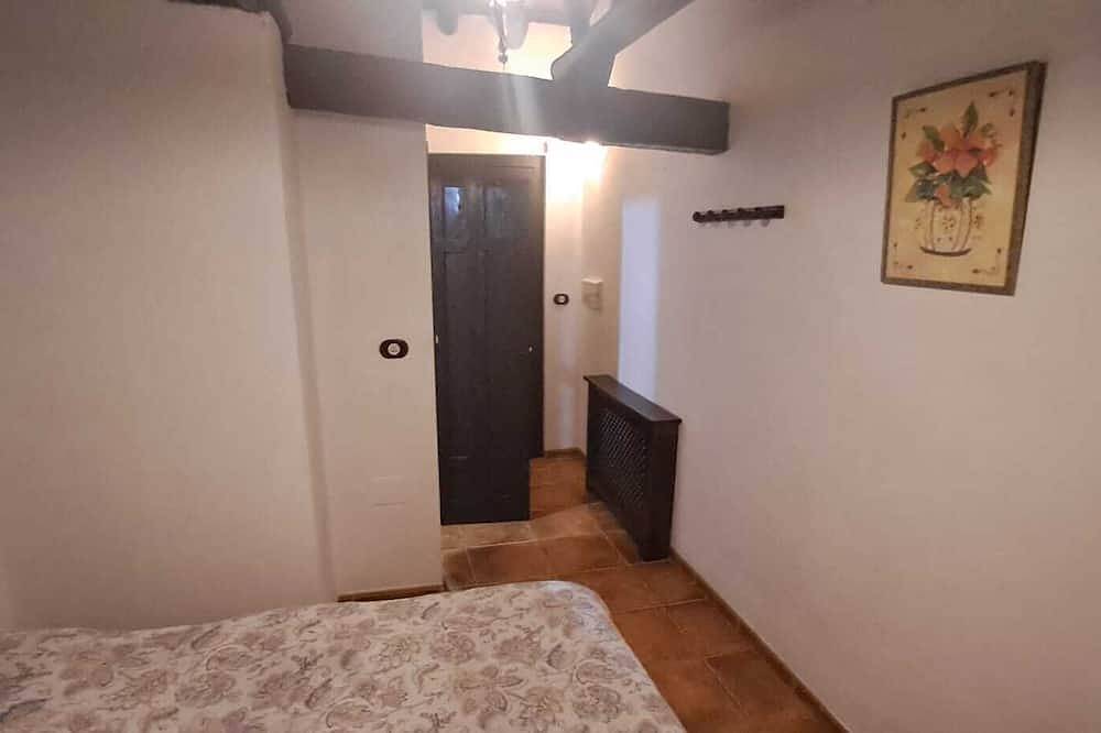 Rustic and cozy room with private bathroom, double bed and garden view. in Fuente Grande, Alfacar