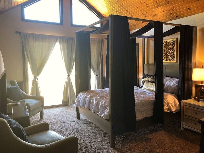 Vacation rental for 20 people, with balcony and yard as well as hot tub in Boise