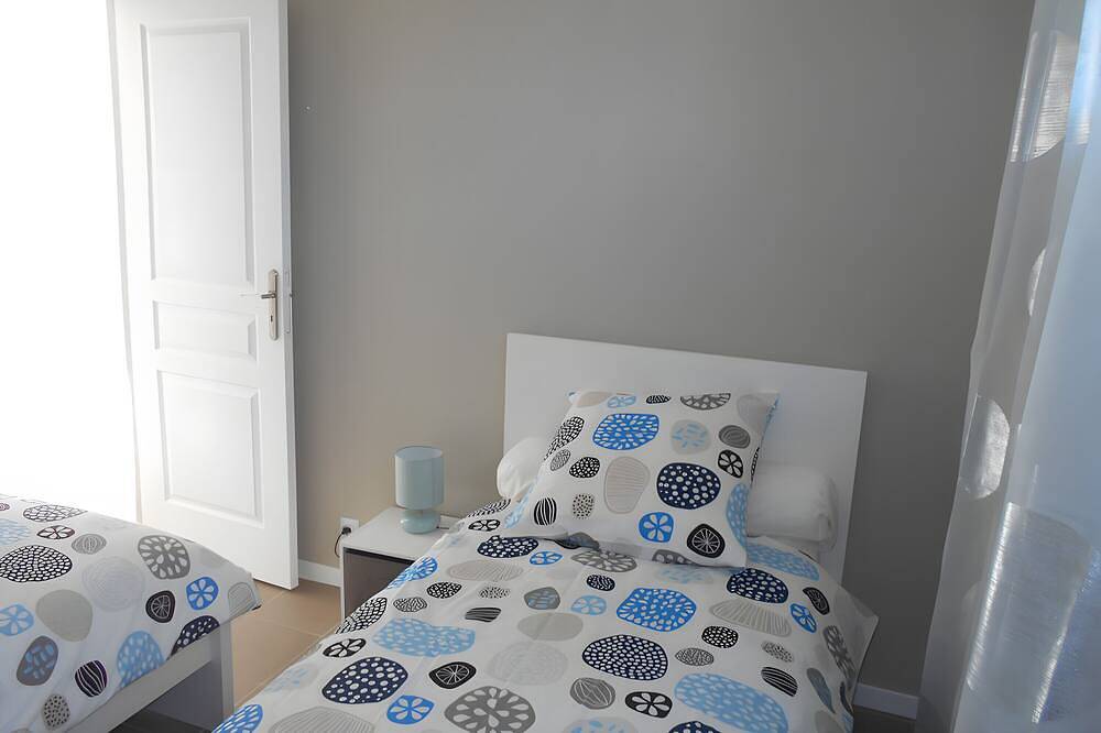 Entire apartment, Apartment 'La Vie Est Belle' with Shared Pool, Wi-Fi and Air Conditioning in Meynes, Nimes region