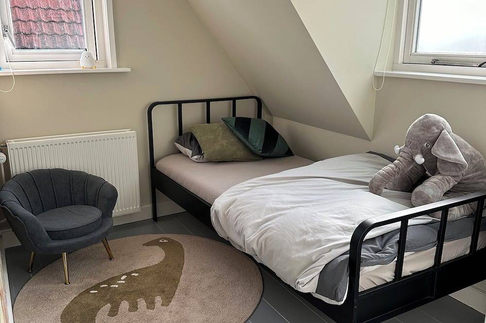 3-bedroom building in tranquil Medemblik with Wifi in Medemblik, Ijsselmeer