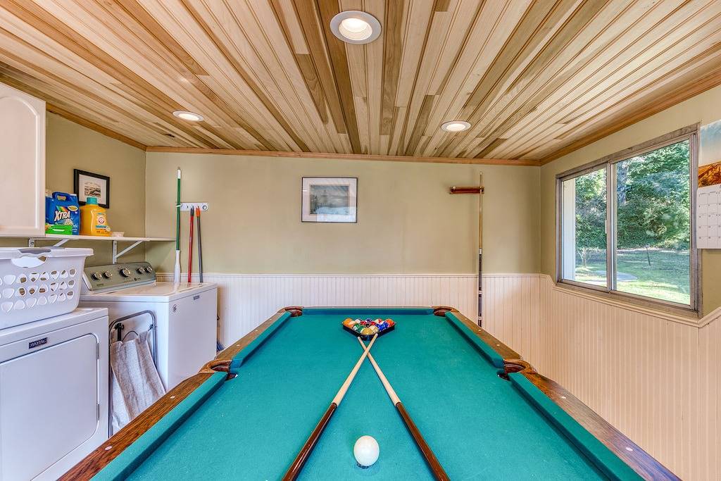 Delightful home near the beach with private deck, firepit in Barview, Coos County